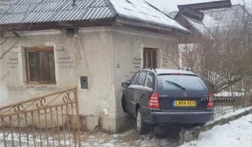 Accident în Maramureş. Un bărbat s-a trezit cu o maşină în casă după ce un şofer a pierdut controlul volanului
