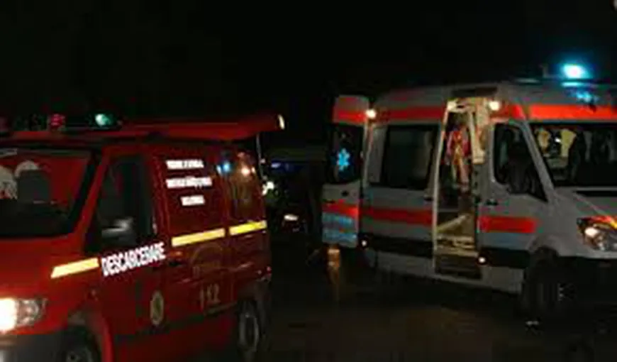ACCIDENT grav în Bacău: Trei oameni au ajuns la spital, după ce două maşini conduse de tineri s-au izbit frontal