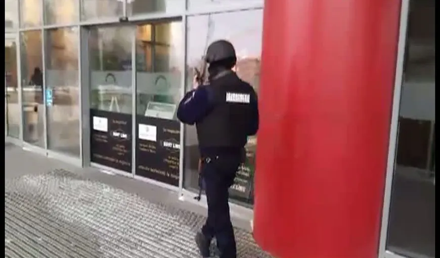 Alertă cu bombă la un mall din Cluj-Napoca. Sute de oameni au fost evacuaţi