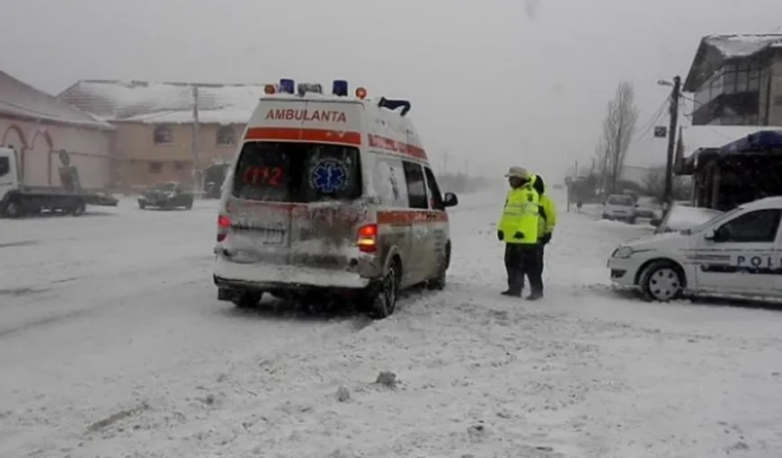 Zăpada din ultimele ore provoacă haos în ţară: Oameni înzăpeziţi şi ambulanţe care ajung cu întârziere la bolnavi UPDATE