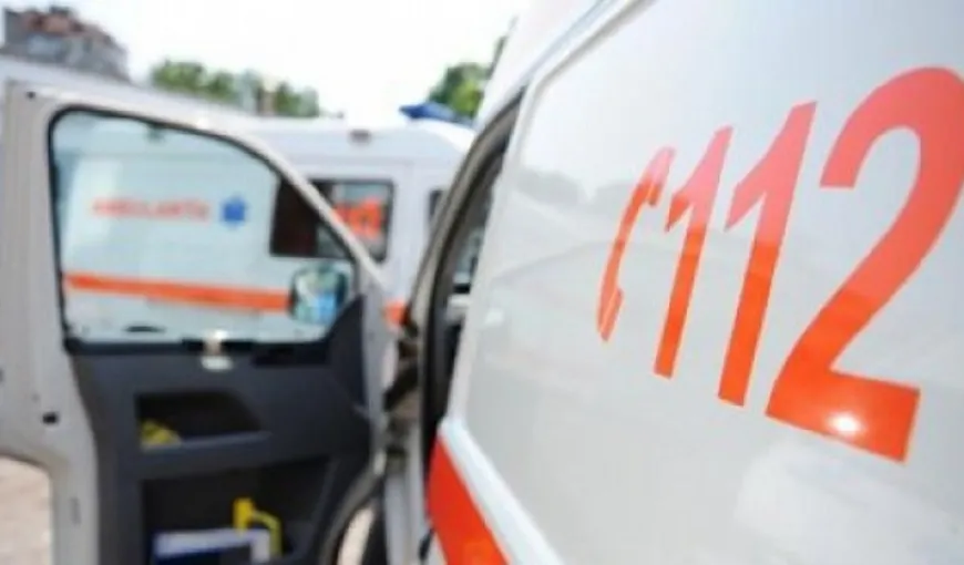 Un adolescent din Ploieşti a ajuns la spital după ce a fost lovit în cap de un indicator rutier doborât de o maşină
