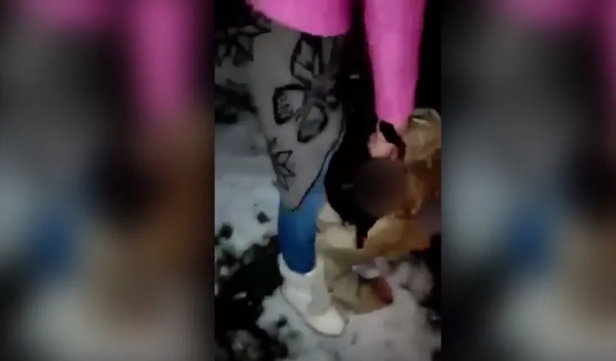 O fată de 14 ani, bătută şi umilită într-un parc din Craiova. Imaginile sunt greu de urmărit VIDEO