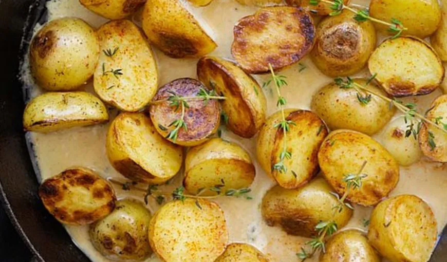 Reţeta zilei: Cartofi cu usturoi şi cimbru, în sos cremos