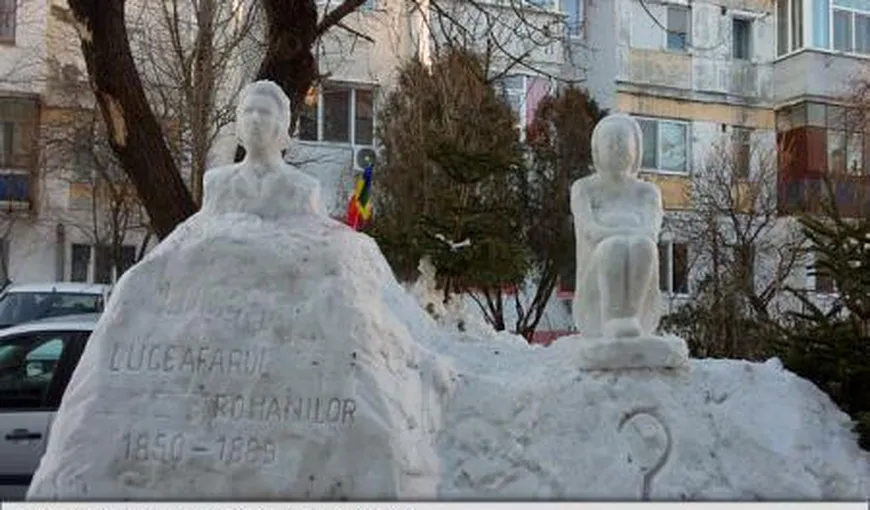 Un pensionar de 75 de ani din Galaţi a realizat un bust al lui Eminescu şi Cuminţenia Pământului din zăpadă îngheţată