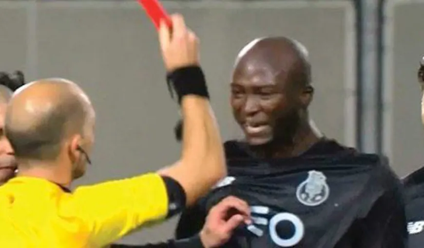 Eliminare scandaloasă. Un fotbalist de la Porto a primit roşu după ce a fost faultat de arbitru VIDEO