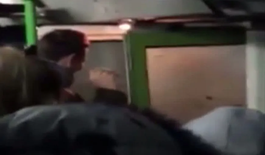 Situaţie revoltătoare în Bistriţa: Elevii merg la şcoală în autobuze îngheţate, cu uşile deschise