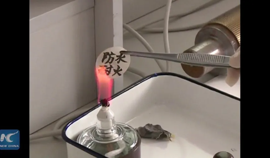 Invenţie epocală. Chinezii au fabricat hârtia rezistentă la foc şi apă VIDEO