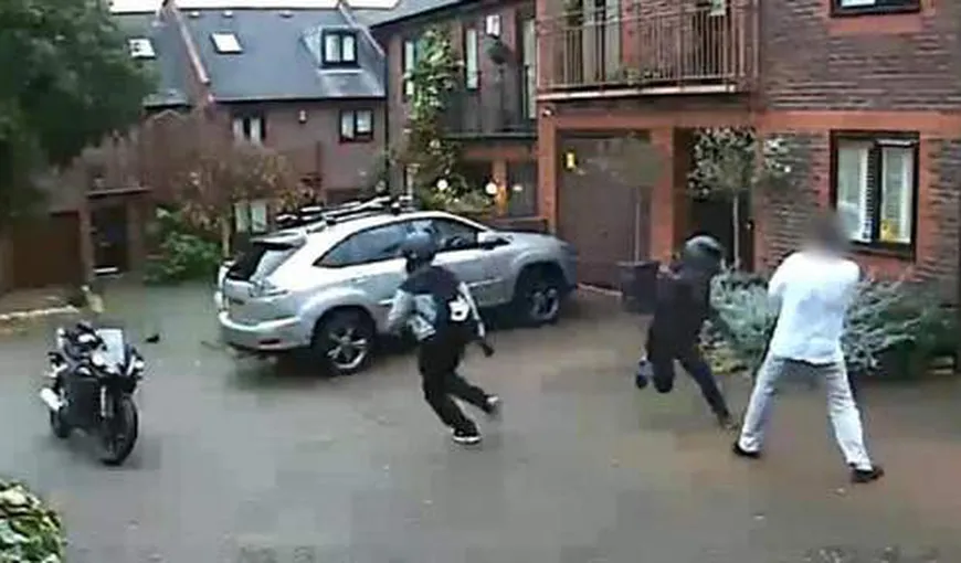 Curajul nebun al unui bărbat din sudul Londrei. A pus pe fugă doi hoţi înarmaţi VIDEO
