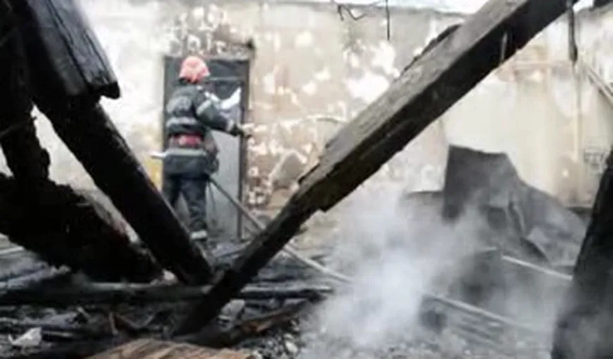 Incendiu violent într-un bloc, 19 persoane au fost evacuate de urgenţă