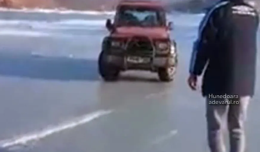 Distracţie inconştientă cu maşinile pe lacul îngheţat VIDEO