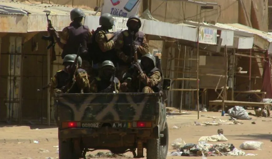 Atac cu maşină-capcană într-o tabără militară din Mali. Peste 40 de oameni au murit