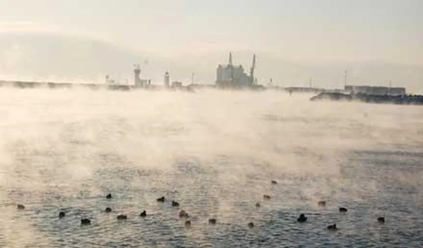 Fenomen rar pe litoralul românesc. Apa mării „fierbe” la ger de minus 15 grade Celsius