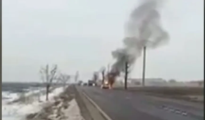 Panică pe un drum din judeţul Buzău. O maşină a fost cuprinsă de flăcări VIDEO