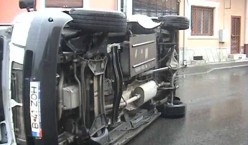 Maşină plină cu bani răsturnată, 4 oameni răniţi. Val de accidente din cauza poleiului