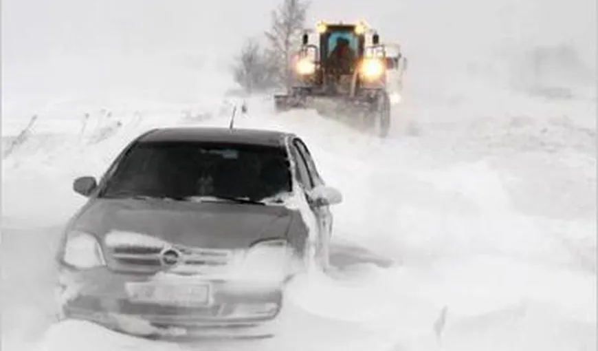 Două autovehicule cu zece persoane, blocate pe un drum judeţean din Prahova din cauza zăpezii viscolite