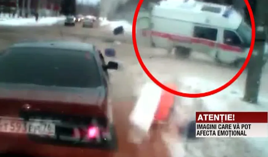Accident şocant în Rusia, un medic zboară dintr-o ambulanţă în momentul impactului VIDEO
