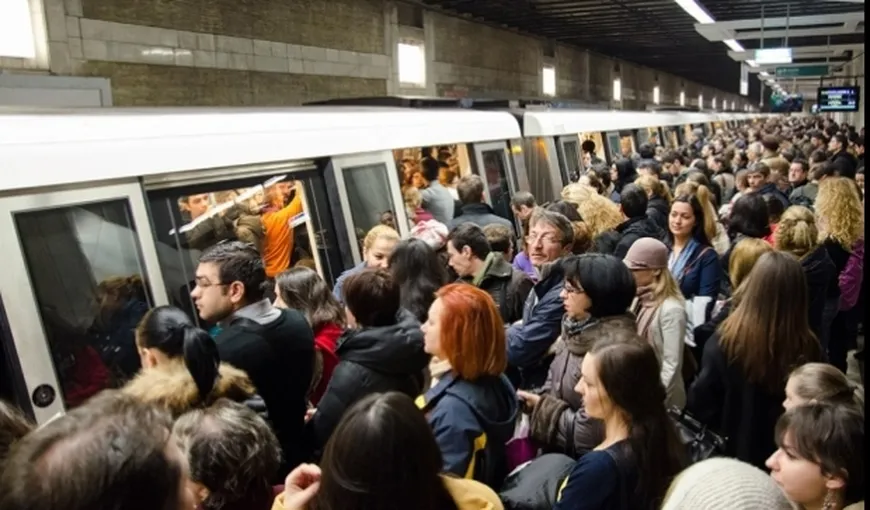 Circulaţia a fost BLOCATĂ la metrou, vineri dimineaţă din cauza unei persoane căreia i s-a făcut rău în vagon. Bărbatul a murit UPDATE