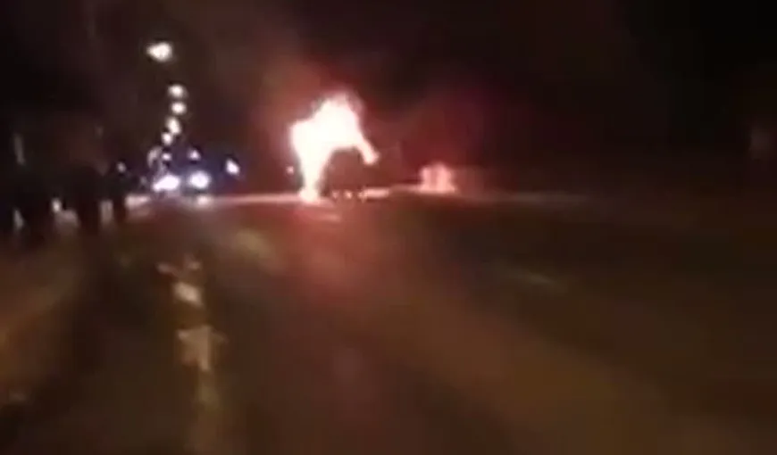 Clipe de panică în judeţul Suceava. Un microbuz cu pasageri a luat foc în mers VIDEO
