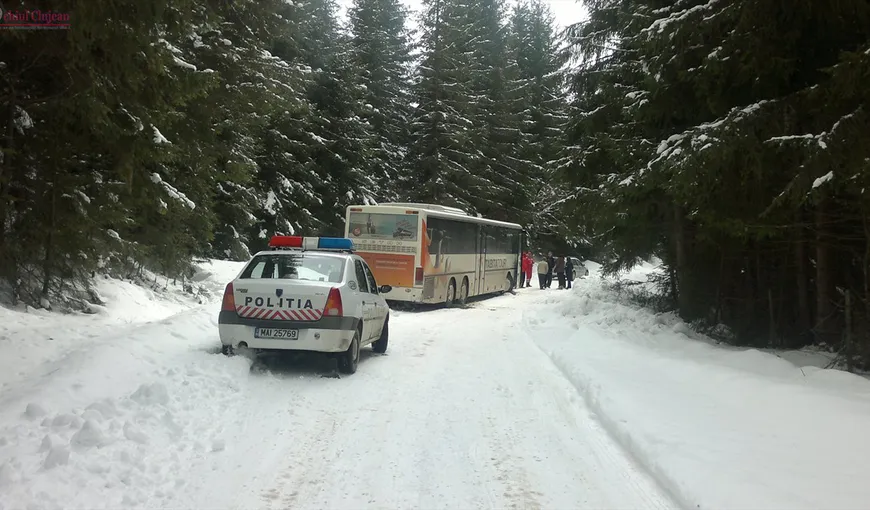 Autocar plin cu copii, blocat în apropiere de Semenic. Jandarmii montani au intervenit de urgenţă