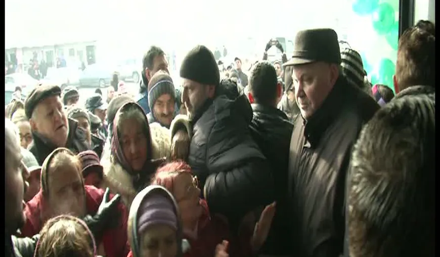 Scene halucinante la Craiova. Sute de oameni s-au călcat în picioare pentru tichete cadou VIDEO