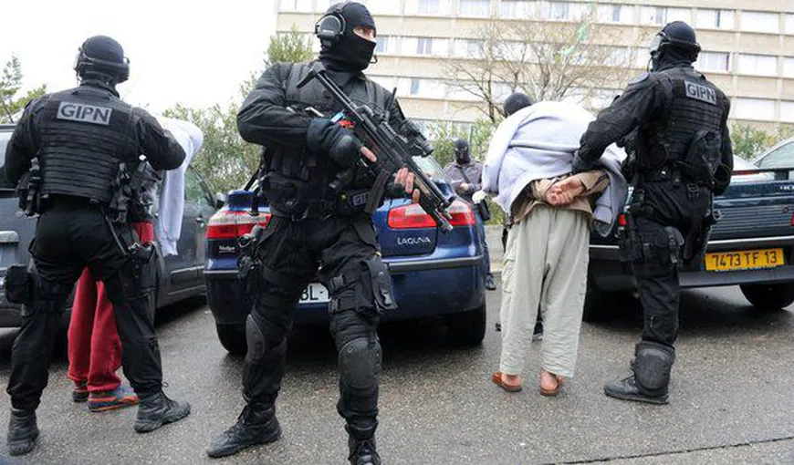 Un ŞOFER ROMÂN a AMENINŢAT POLIŢIŞTII francezi că ÎI VA UCIDE CU MITRALIERA. Teroriştii au dreptate să vă atace