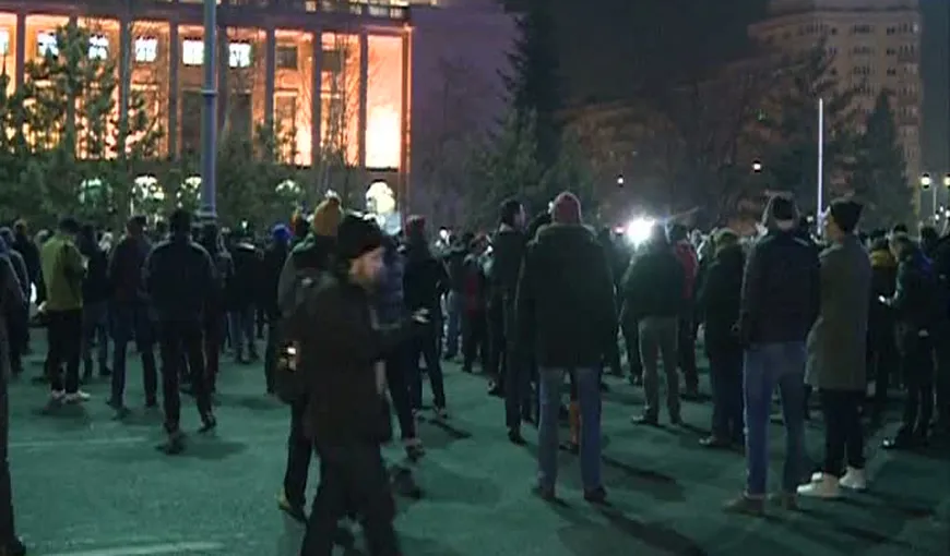 Mii de persoane au protestat în Bucureşti şi în ţară după modificarea Codului penal. La Guvern s-au folosit gaze lacrimogene VIDEO