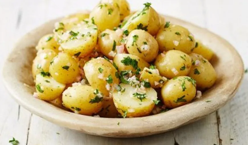 Reţeta zilei: Salată de cartofi cu ceapă şi pătrunjel