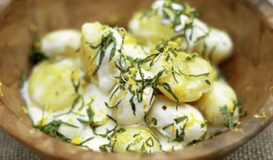 Salată de cartofi cu smântână. Reţeta lui Jamie Oliver