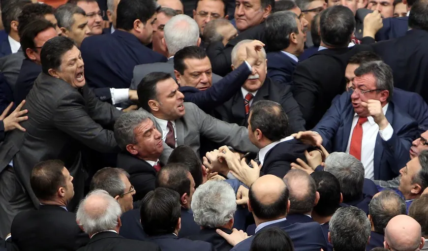 Bătaie în parlamentul turc. Mărul discordiei e reforma care îi sporeşte puterea lui Erdogan VIDEO