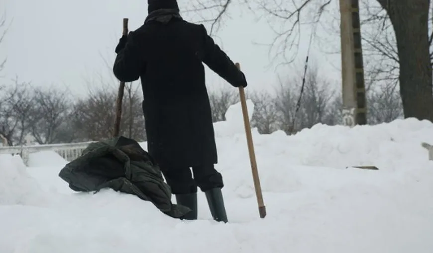 O femeie din Vaslui, găsită moartă în zăpadă, în faţa porţii locuinţei sale
