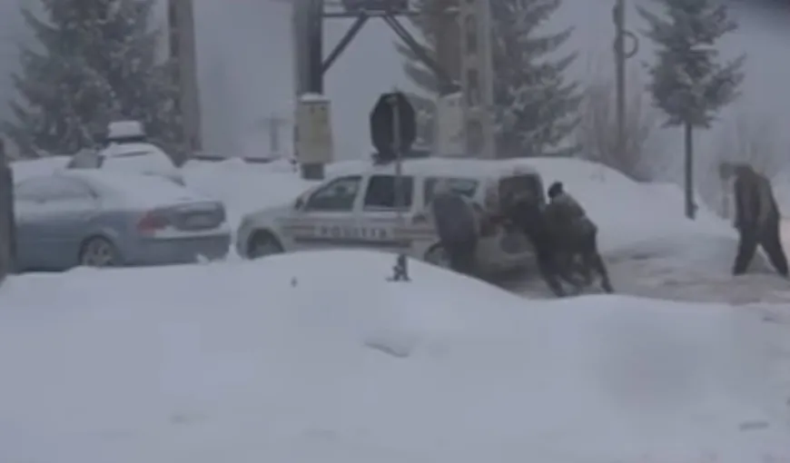 NINSORI ABUNDENTE în Maramureş. Un echipaj de poliţie a rămas înzăpezit VIDEO
