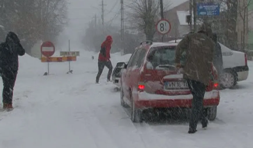 Drumuri blocate de zăpezi şi viscol. Şoferii s-au luat la ceartă cu poliţiştii