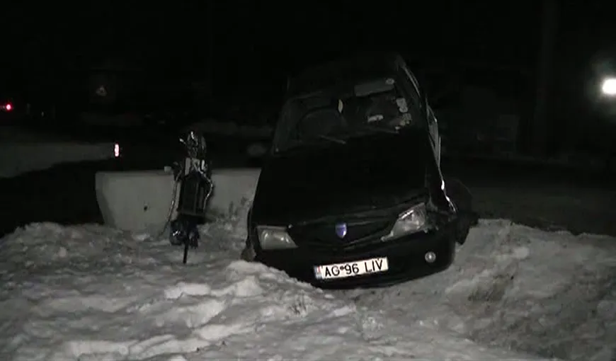 Accident în Argeş. Un şofer a intrat cu maşina într-un TIR după ce s-a aplecat după telefonul mobil VIDEO