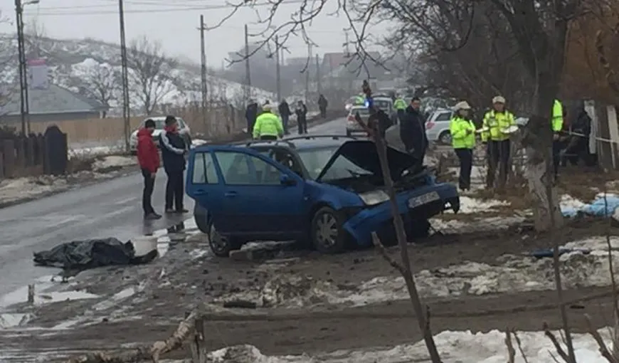 Trei morţi şi trei răniţi în Bacău, după ce un şofer a intrat cu maşina într-un copac şi un gard