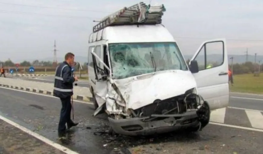 Accident în Cluj: un microbuz şi un TIR s-au ciocnit. 16 RĂNIŢI