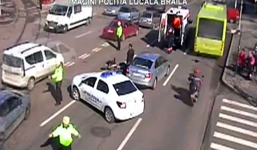 Accident filmat în Brăila. Un moped a fost izbit violent de un autoturism