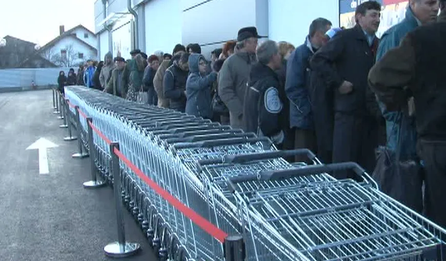 Aglomeraţie la deschiderea unui supermarket din Gorj. Sute de persoane au stat la coadă pentru a cumpăra fructe la preţ redus