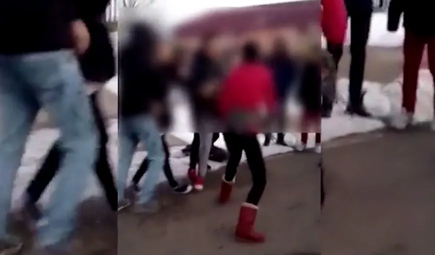 Bătaie între eleve în faţa unei şcoli. Şi-au cărat pumni şi picioare mai ceva ca într-un ring de MMA -VIDEO