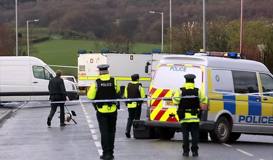 O bombă artizanală a explodat în faţa casei unui agent de poliţie din Irlanda de Nord