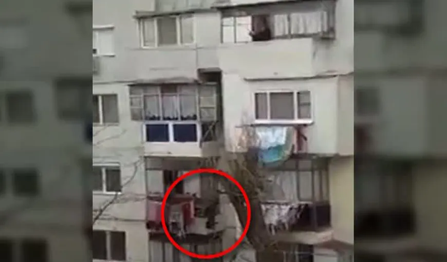 Imagini incredibile surprinse în Brăila. Un bărbat a fost filmat în timp ce îşi „pescuieşte” hainele din balconul vecinilor