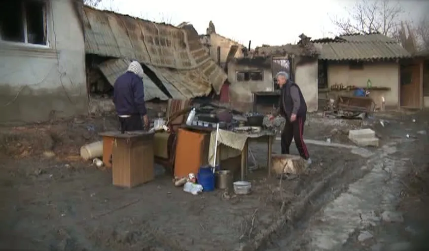 O familie cu trei copii a rămas pe drumuri după ce un incendiu le-a distrus casa