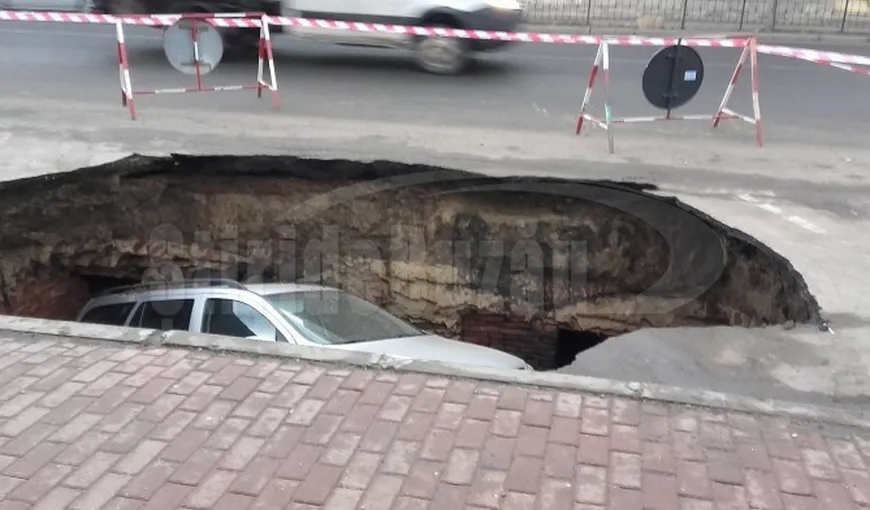 Autoturism „înghiţit” de un crater adânc de peste doi metri