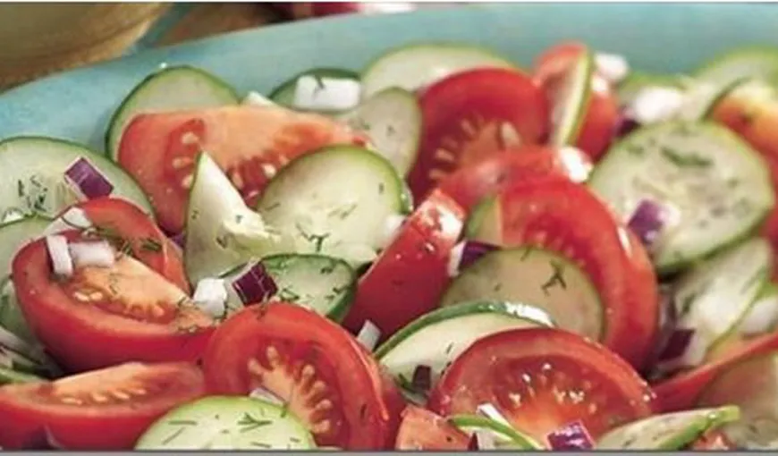 De ce să nu mai pui niciodată roşii şi castraveţi în aceeaşi salată! Nimeni nu ştia asta!
