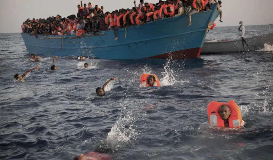 Poliţiştii români au salvat peste 50 de refugiaţi din apele Mării Egee