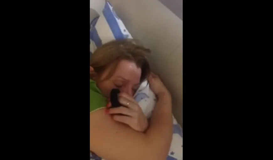 Video VIRAL. Iată ce face această femeie în somn. Soţul nu poate dormi lângă ea