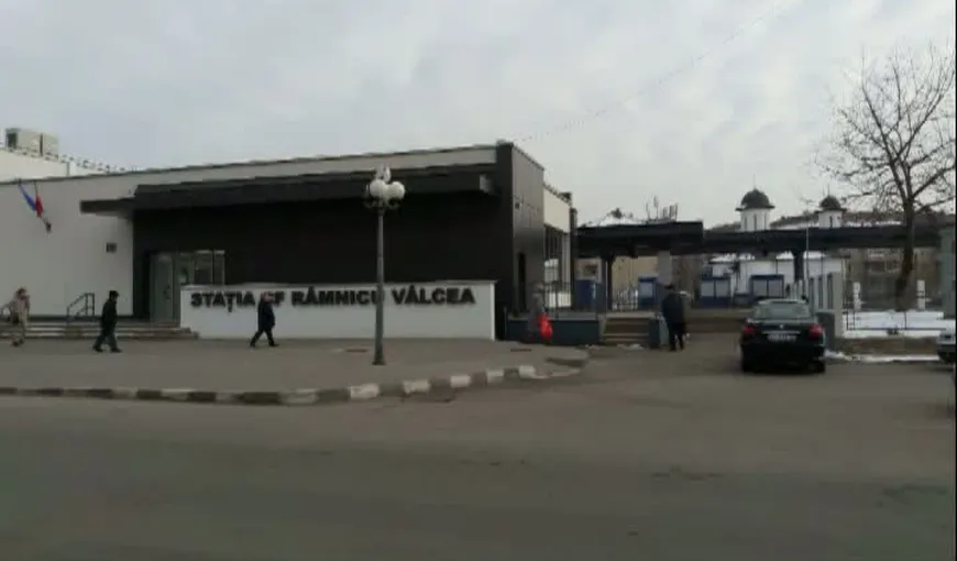 Situaţie incredibilă la Râmnicu Vâlcea. Gara nouă stă închisă, călătorii aşteaptă în condiţii mizerabile VIDEO