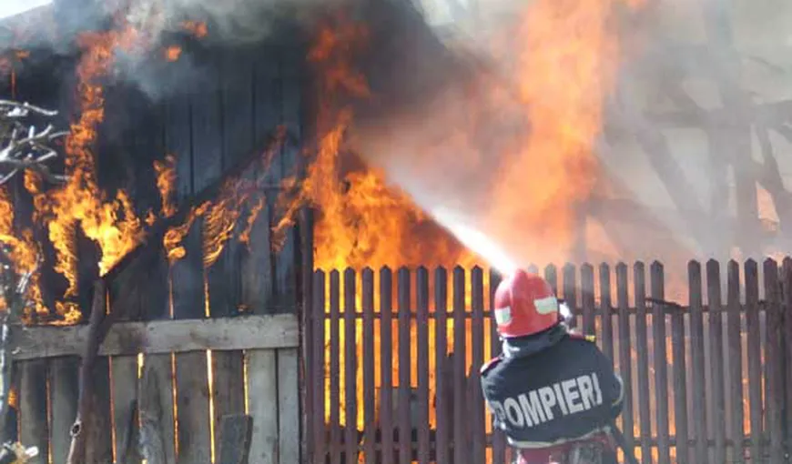 Incendiu violent în Suceava. Un bătrân a fost găsit carbonizat