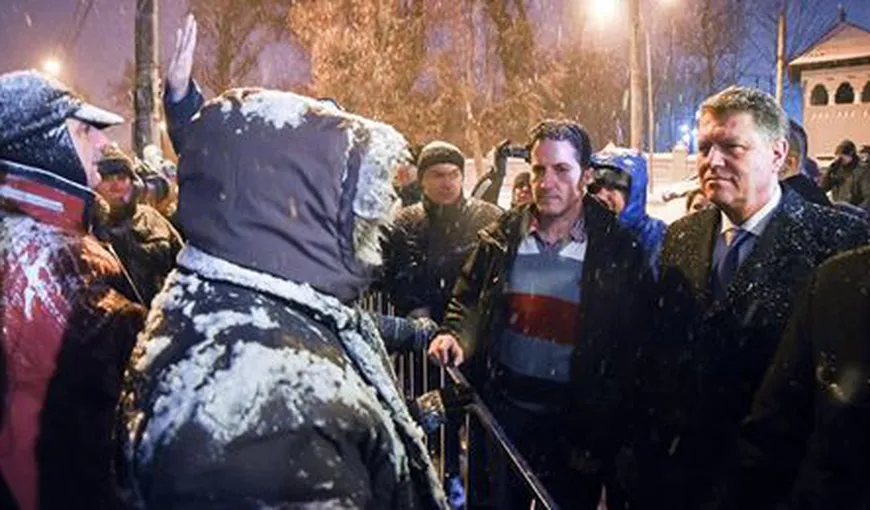 Klaus Iohannis, în mijlocul protestatarilor de la Cotroceni: „Ascult vocea tuturor românilor”. Preşedintele, primit cu huiduieli VIDEO