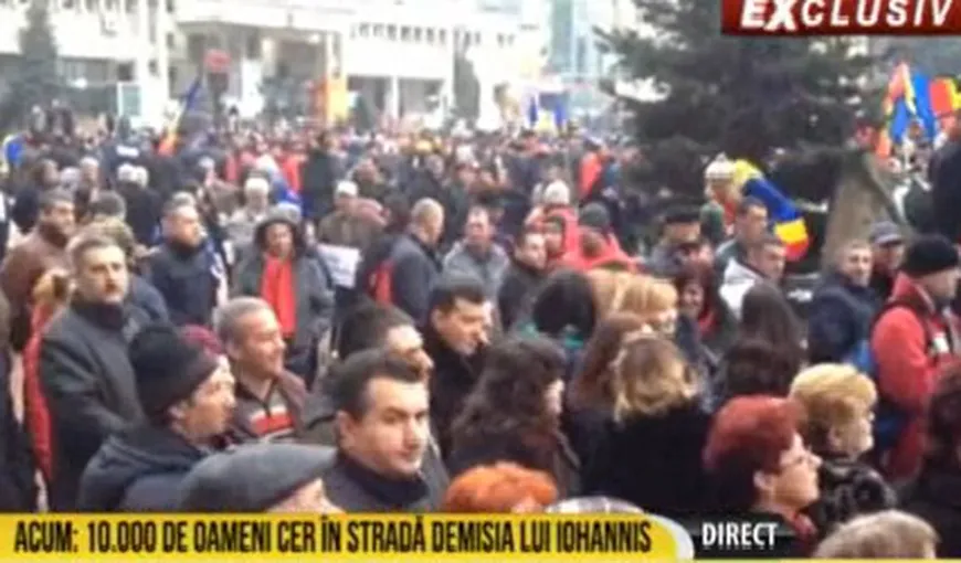 Aproximativ 10.000 de oameni au cerut demisia preşedintelui Klaus Iohannis la Piteşti VIDEO