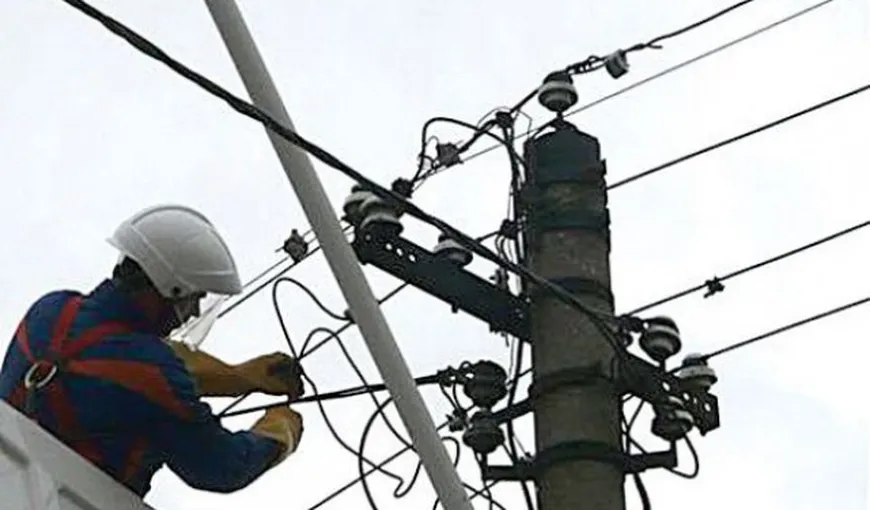 Zeci de localităţi nu au energie electrică din cauza avariilor la reţele, provocate de vânt